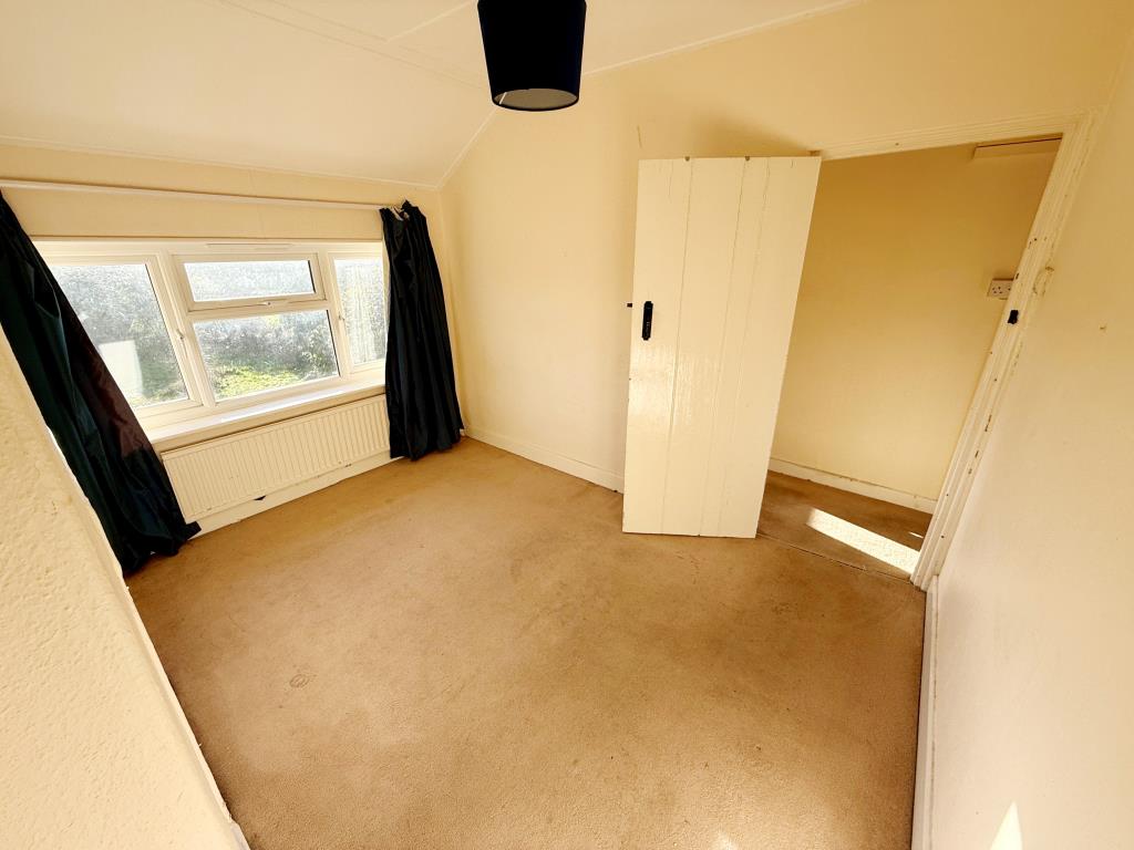 Lot: 60 - THREE-BEDROOM HOUSE FOR IMPROVEMENT - Bedroom one